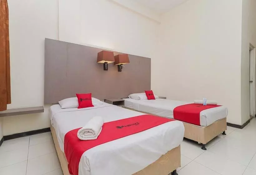 Hotelli Reddoorz Near Gubeng Station