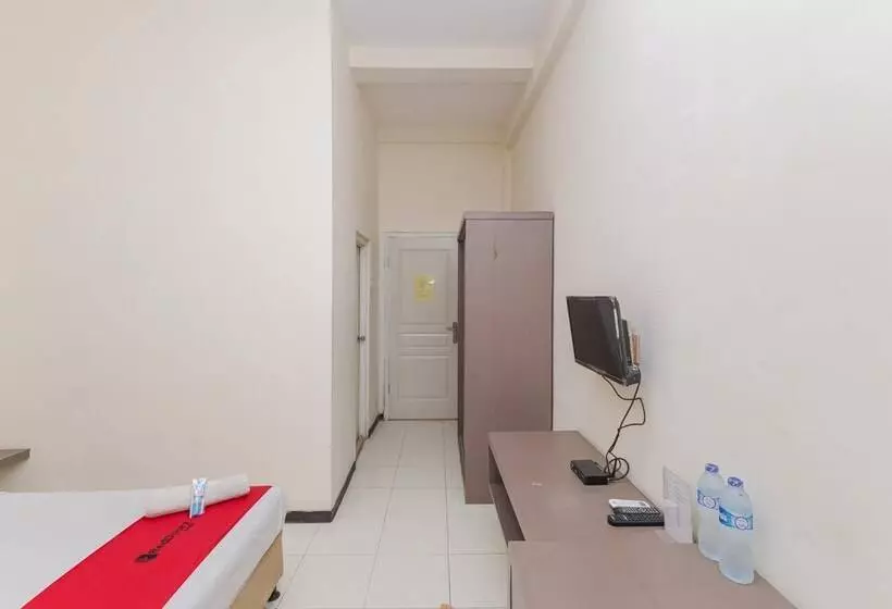 Hotelli Reddoorz Near Gubeng Station