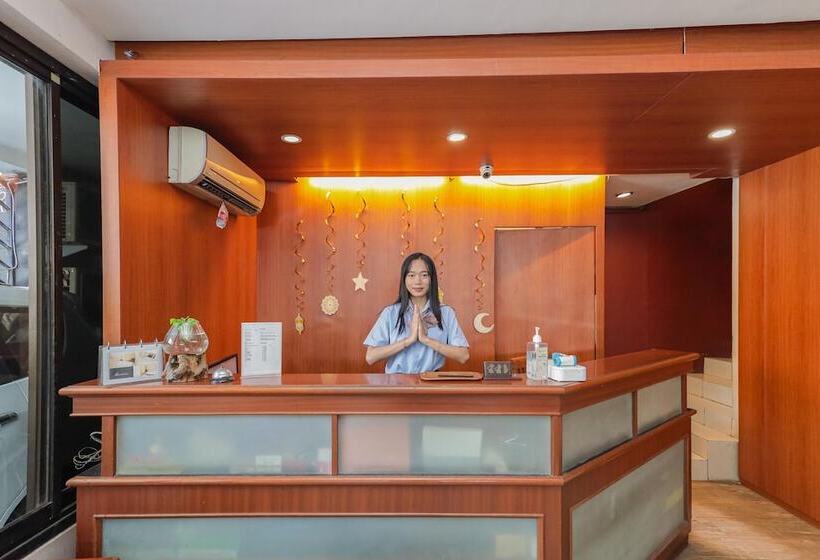 فندق Reddoorz Near Gubeng Station