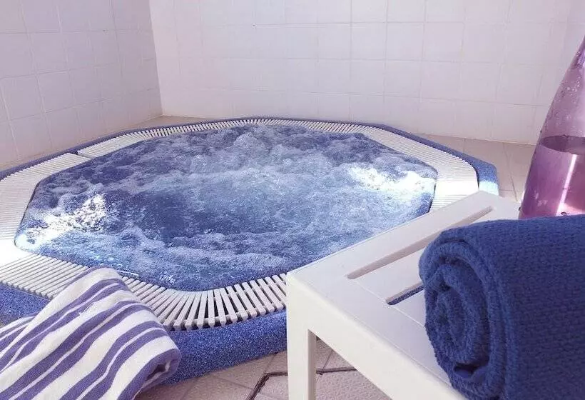 ホテル Vvf Le Pays Cathare Carcassonne, Saissac