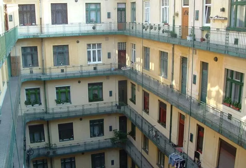 Hotel Amiga Hostel