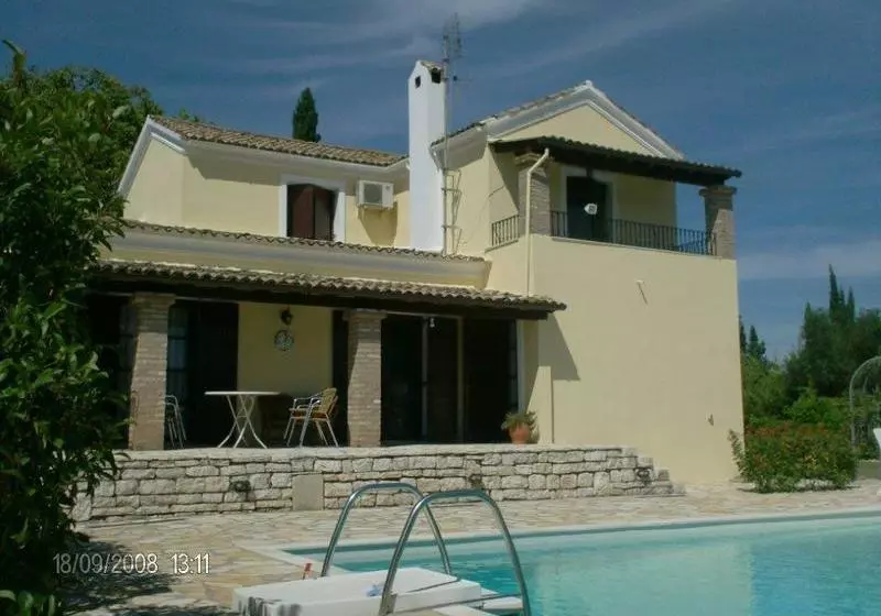 Hotelli La Perla Villa