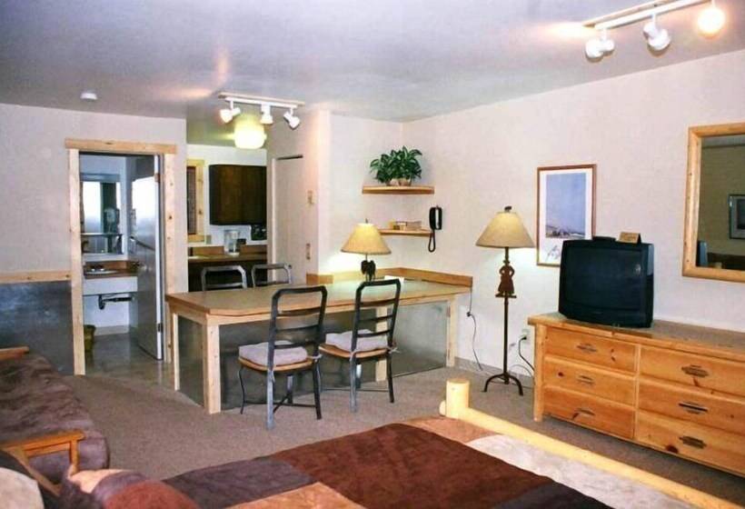 هتل Chateau Rouge