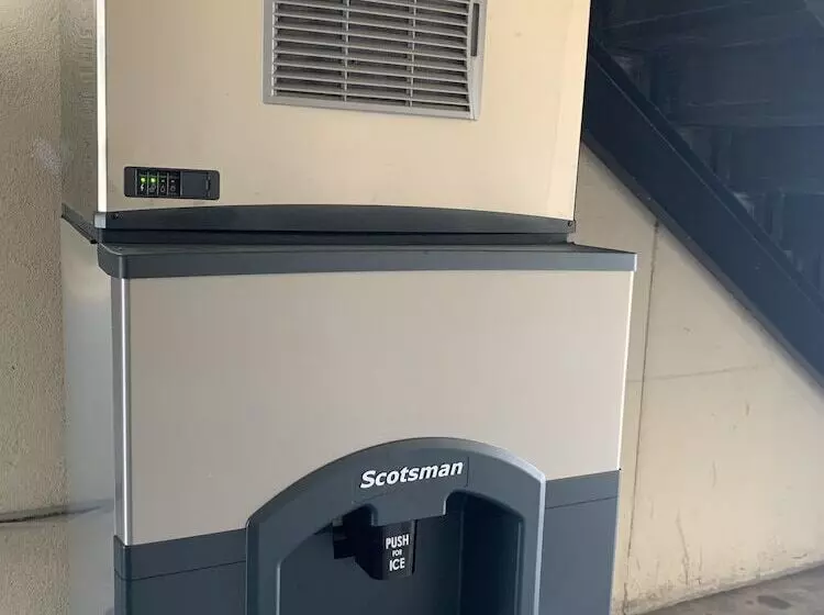 Hotelli Relax Inn & Suites