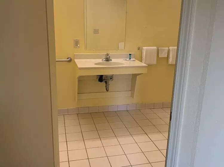 Hotelli Relax Inn & Suites