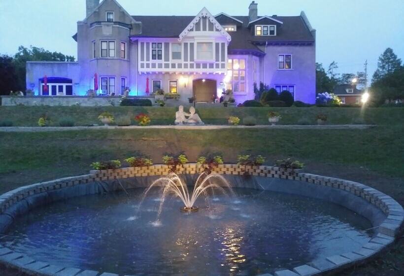 فندق Grey Gables Inn