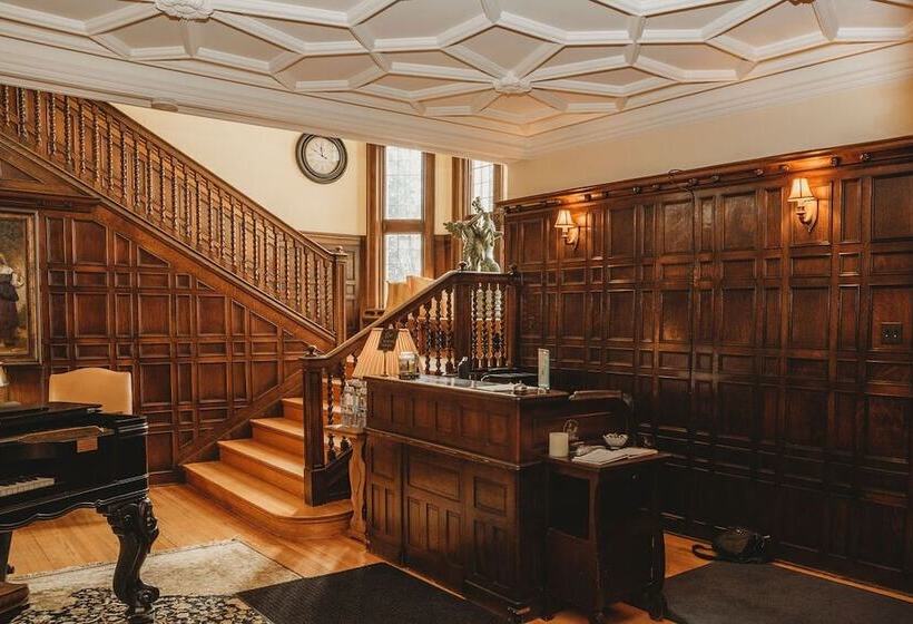 فندق Grey Gables Inn