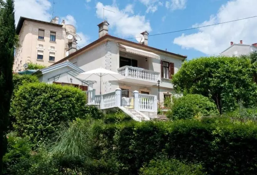 Hotelli Apartments Villa Nola