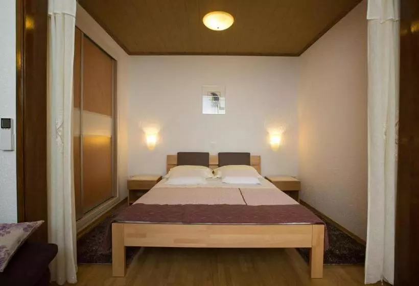 Hotelli Apartments Villa Nola