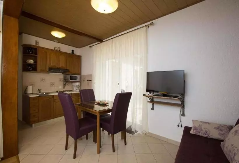 Hotelli Apartments Villa Nola