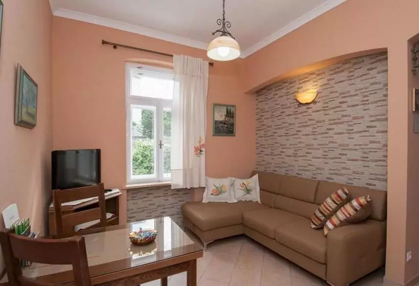 Hotelli Apartments Villa Nola