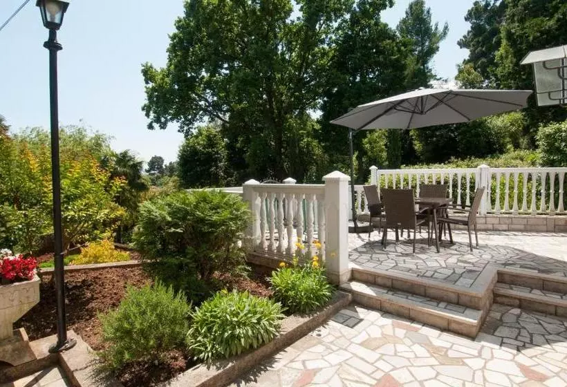 Hotelli Apartments Villa Nola