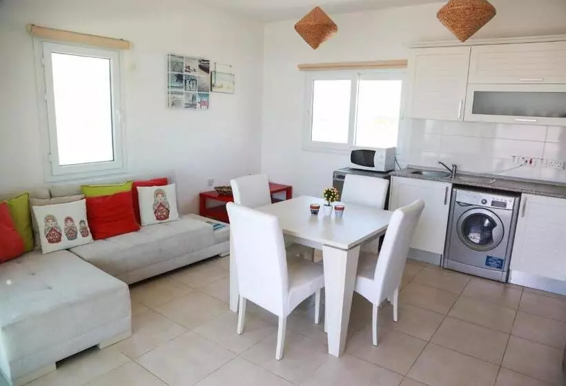 Hotelli Aphrodite Beachfront Resort