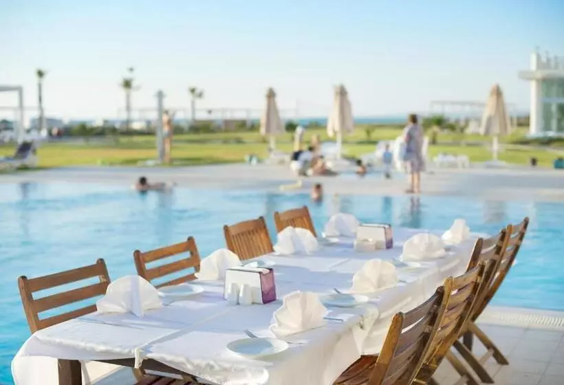 Hotelli Aphrodite Beachfront Resort