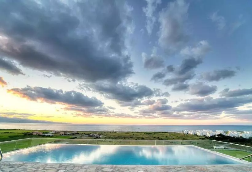 Hotelli Aphrodite Beachfront Resort