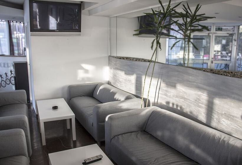 ホテル Hostel Poolside