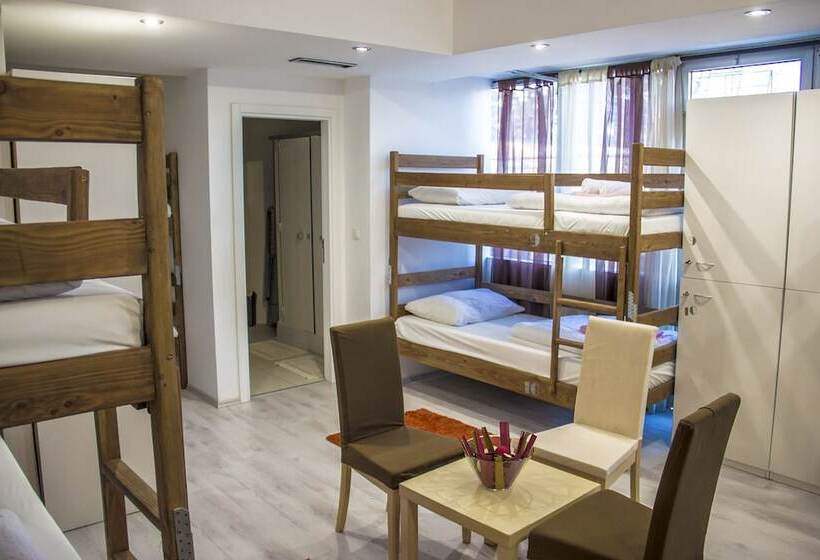 ホテル Hostel Poolside