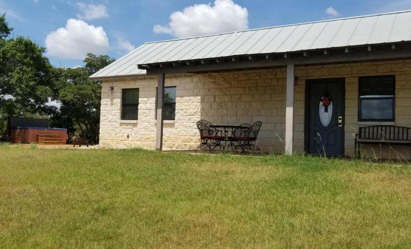 בית מלון כפרי Breezy Hills Cottages