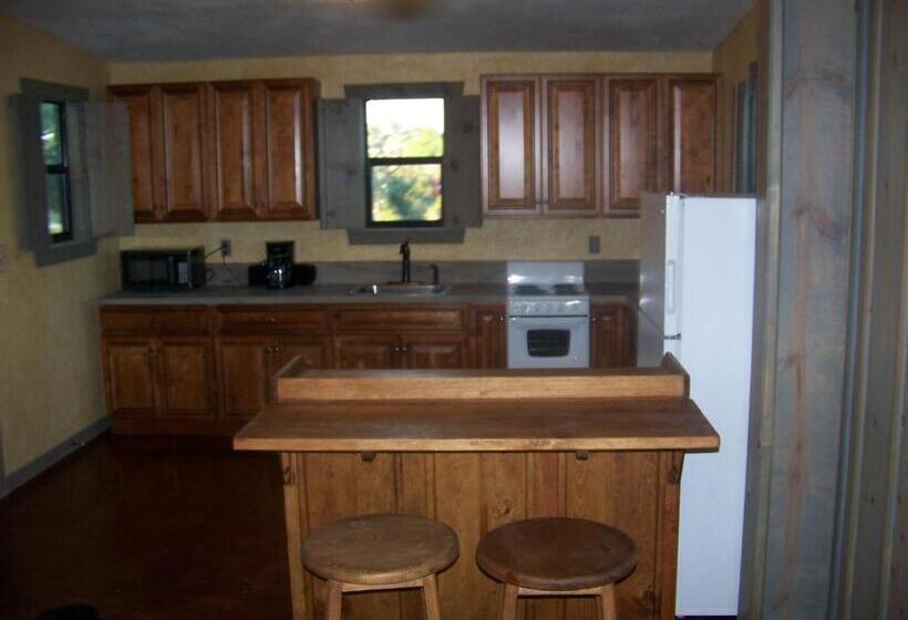 בית מלון כפרי Breezy Hills Cottages