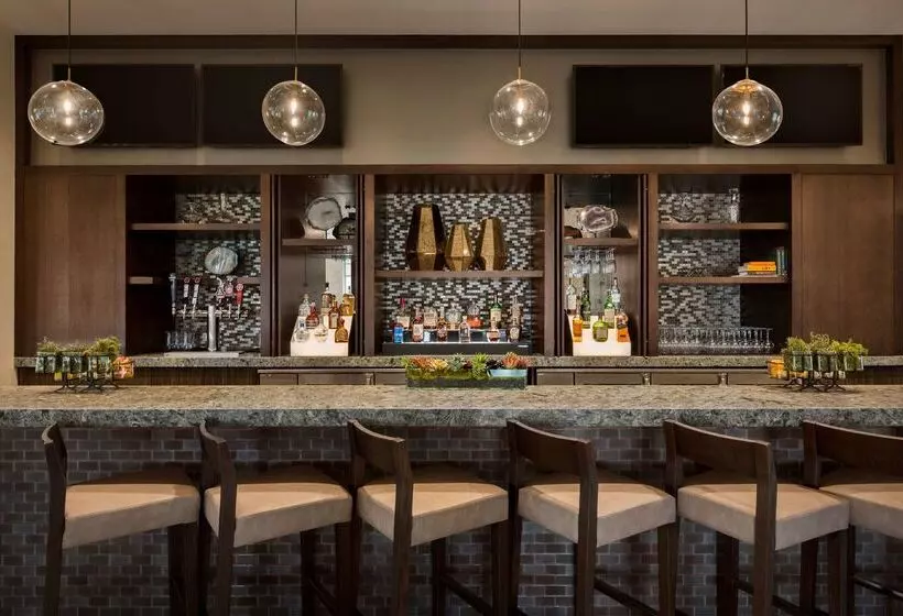 هتل Embassy Suites By Hilton San Antonio Landmark