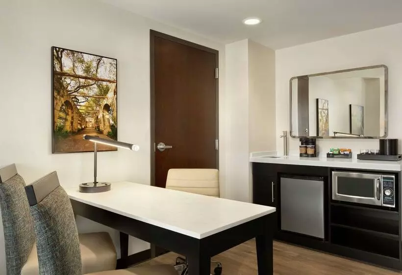 هتل Embassy Suites By Hilton San Antonio Landmark