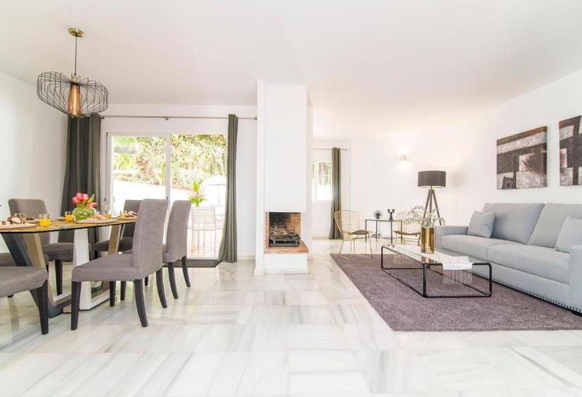 Отель Townhouse Los Naranjos