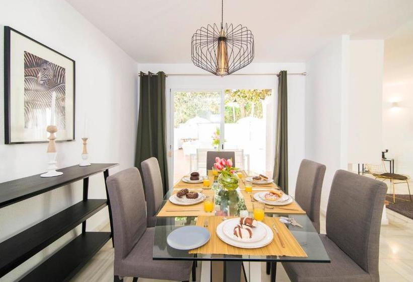 Отель Townhouse Los Naranjos