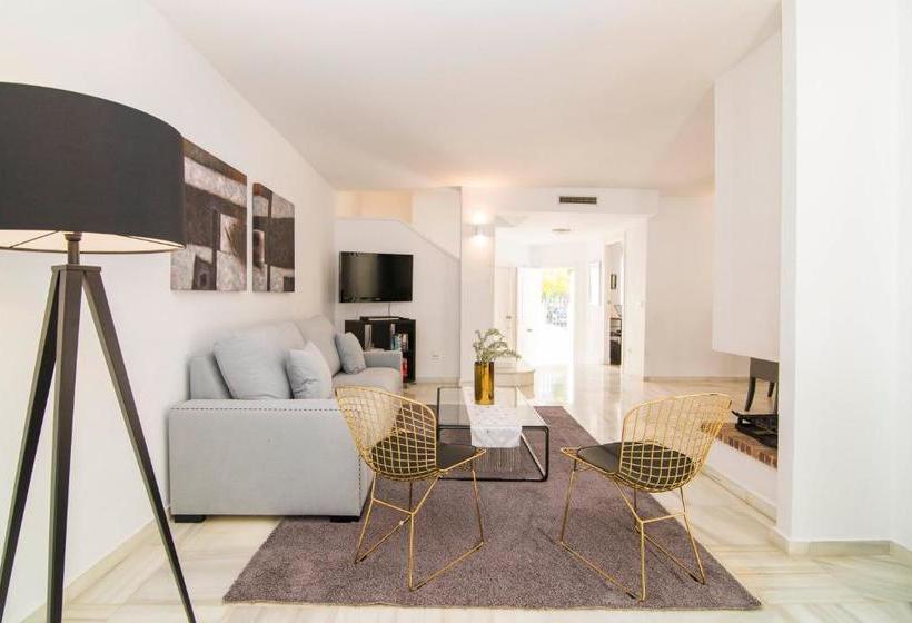 Отель Townhouse Los Naranjos