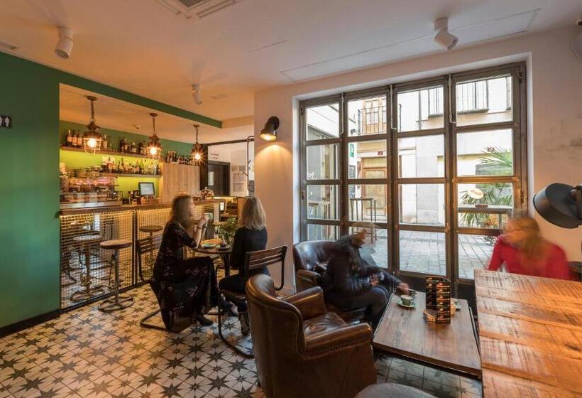 בית מלון כפרי Winederful Hostel & Café