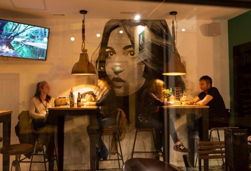 בית מלון כפרי Winederful Hostel & Café