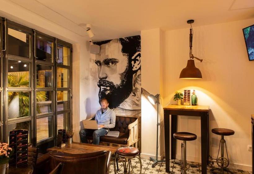 בית מלון כפרי Winederful Hostel & Café