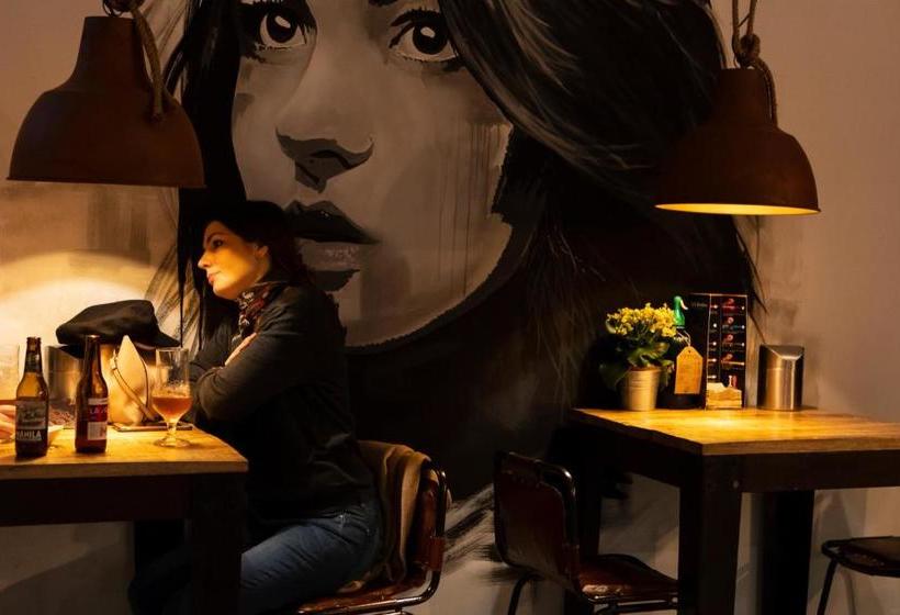 בית מלון כפרי Winederful Hostel & Café