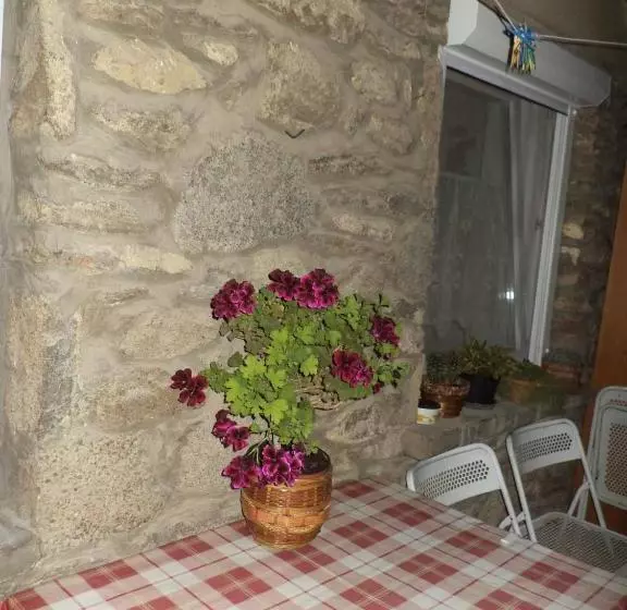 هتل Flora Apartman