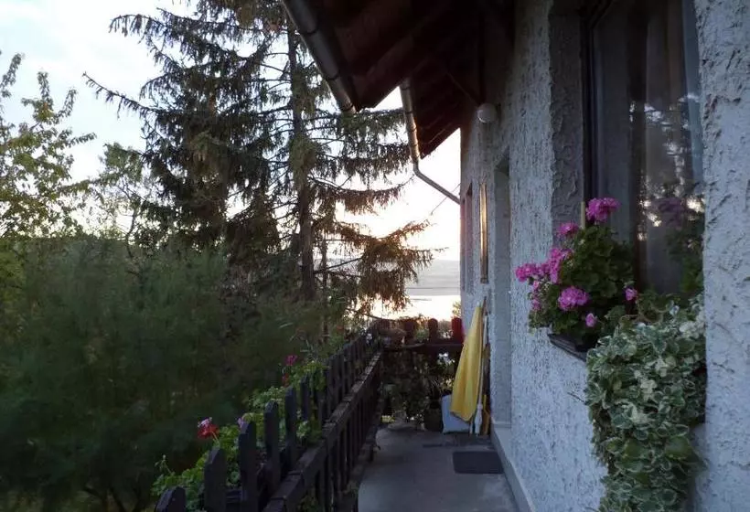 هتل Flora Apartman
