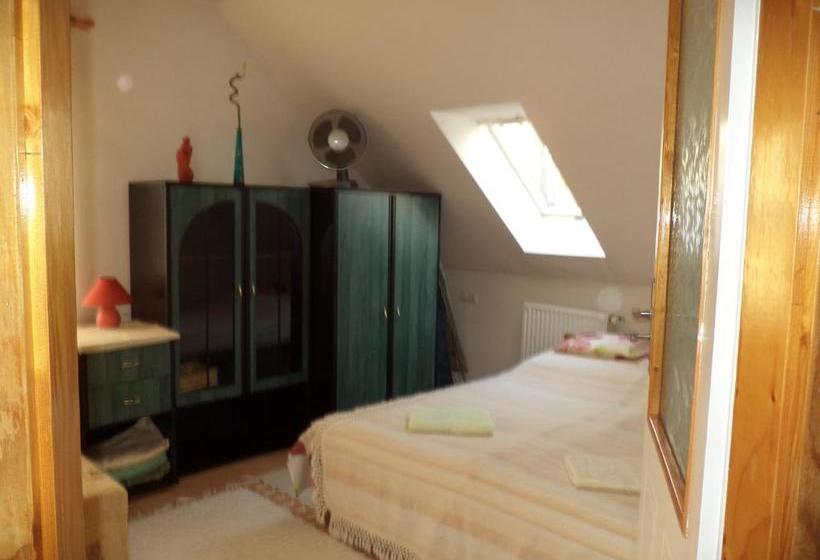 Отель Flora Apartman