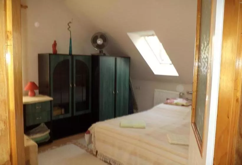 هتل Flora Apartman