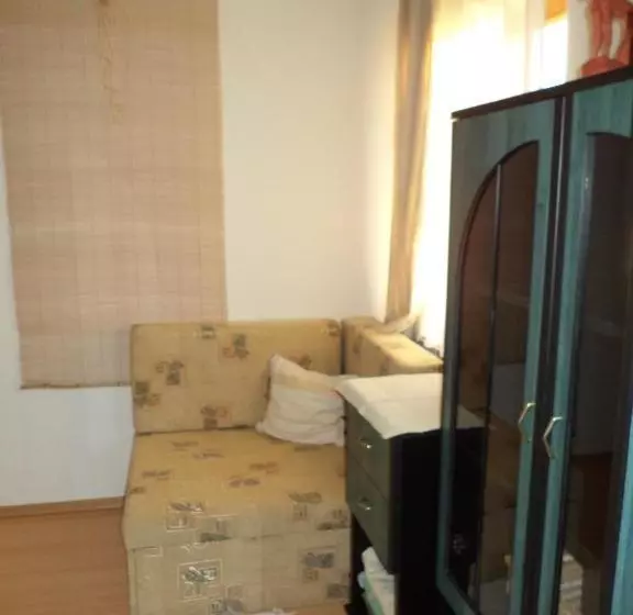 هتل Flora Apartman