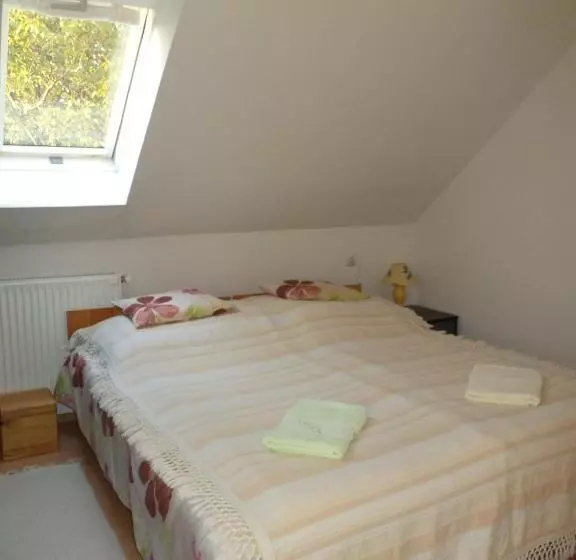 هتل Flora Apartman