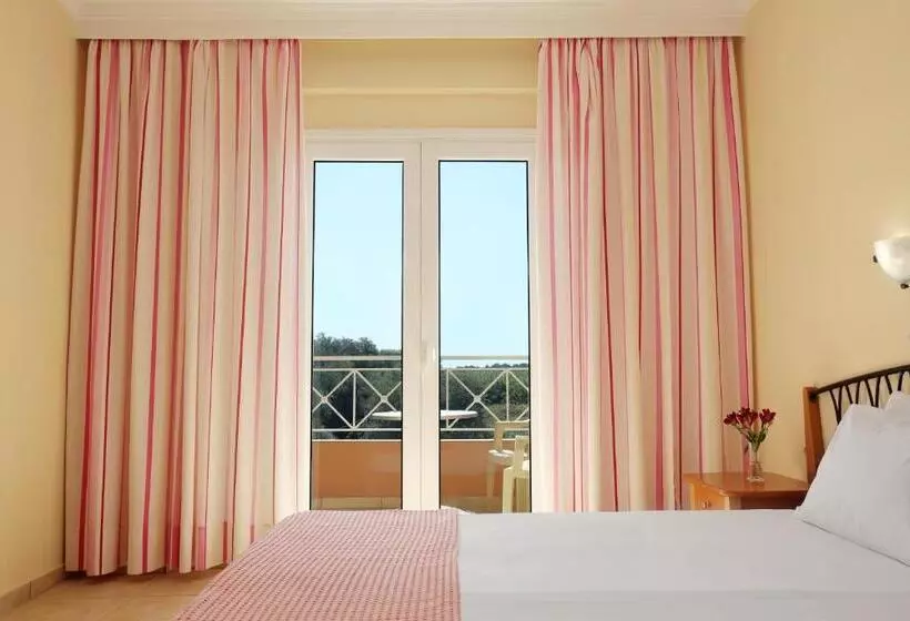 ホテル Kavos Plaza