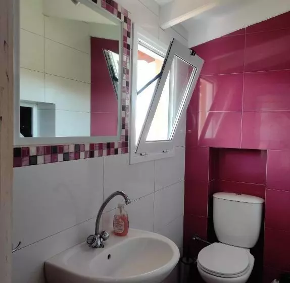 ホテル Kavos Plaza