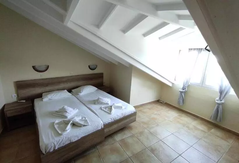 ホテル Kavos Plaza