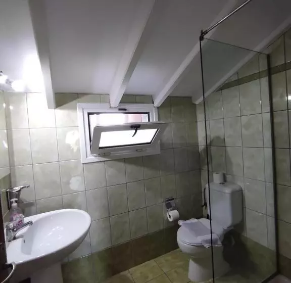 ホテル Kavos Plaza