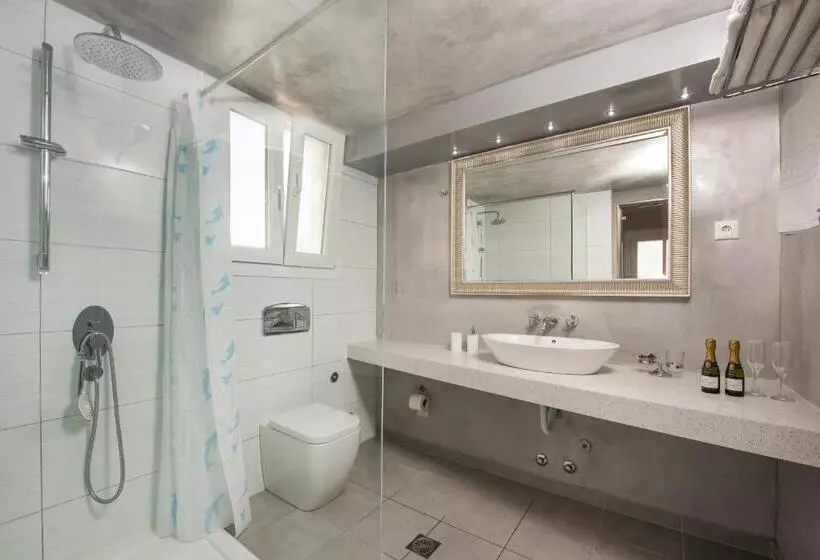 ホテル Kavos Plaza