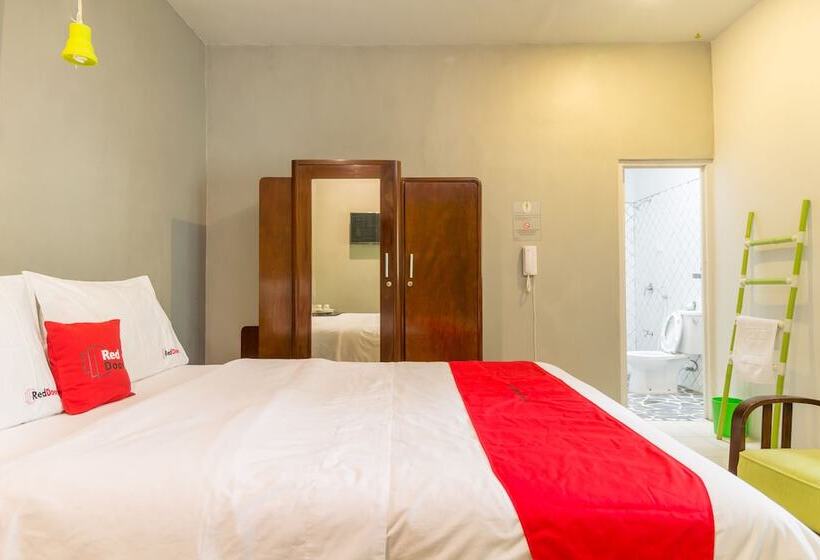 בית מלון כפרי Reddoorz Near Gor Padjajaran Bogor