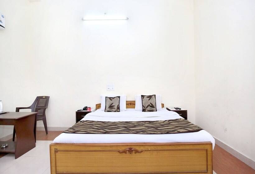 OYO 7609 Hotel Dolphin