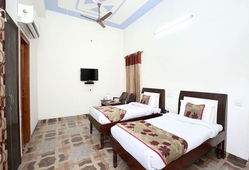 OYO 7609 Hotel Dolphin