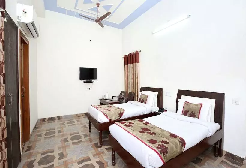OYO 7609 Hotel Dolphin