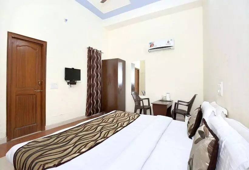 OYO 7609 Hotel Dolphin