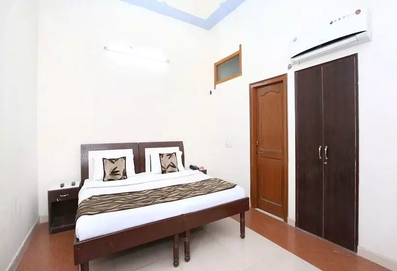 OYO 7609 Hotel Dolphin