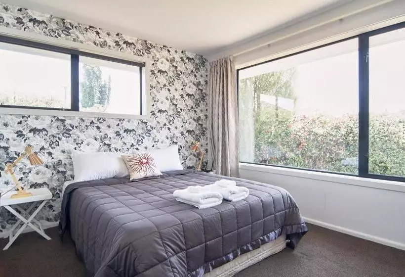 هتل Brookside Villa